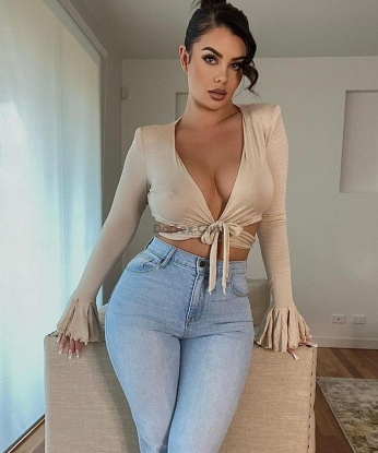 Мое имя - Александра. Я молодая и прекрасная, с привлекательными фигурой и мечтательными глазами. В Москве я нашла свое призвание - быть лучшей в том, что я делаю. Мои услуги включают VIP-эскорт, эротический массаж и прочие формы интимного удовольствия. Каждая встреча со мной - это нежность, страсть и настоящая эмоциональная связь. Ознакомьтесь с моими отзывами, чтобы убедиться, что я - именно та, кого вы искали. Фото подтверждают мою реальность и красоту. Жду встречи с вами в Москве! 💋🌹 14843, 21 год